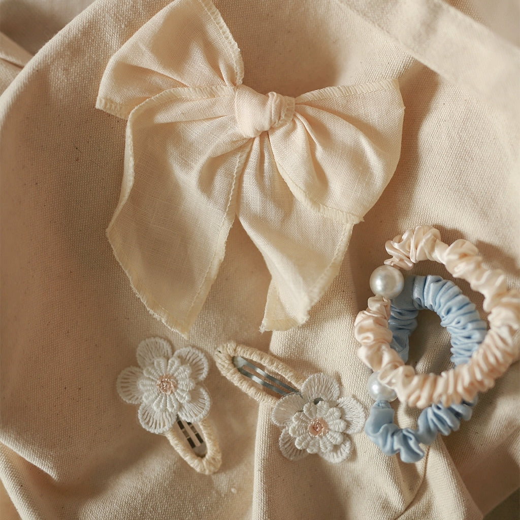 Busy Lizzie Barrettes avec fleurs brodées Beige – 2 pièces