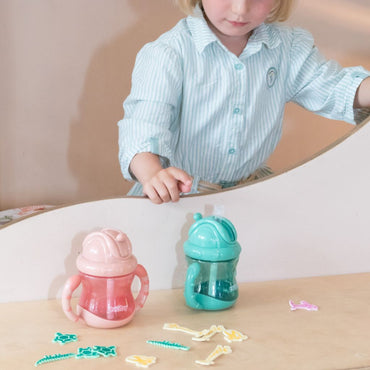Nûby Gobelet d'apprentissage Avec Paille Flip-It Couleur / Motif Surprise 240 ml - 1 Pièce