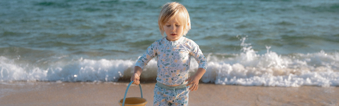 jongen aan zee
