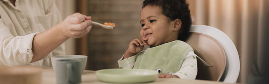 Zo leer je je baby fruitpap eten