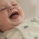 Baby's eerste lach: schateren van plezier!