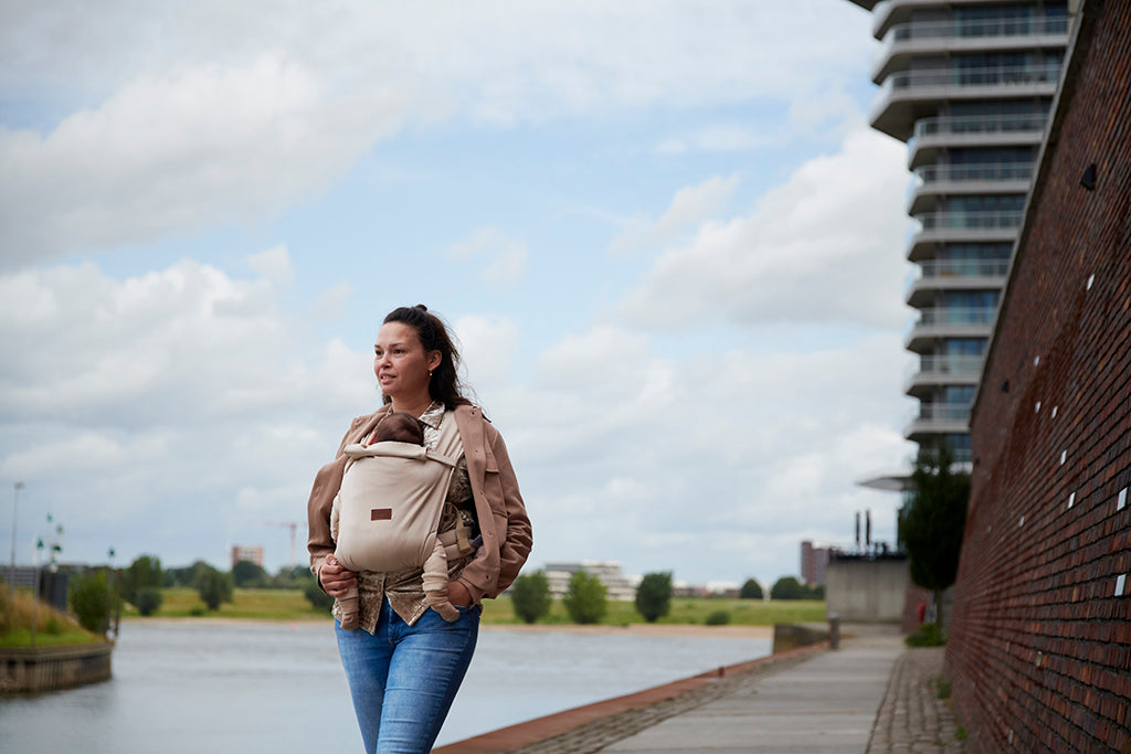 ByKay Porte-bébé ventral Tiny Click Carrier Latte
