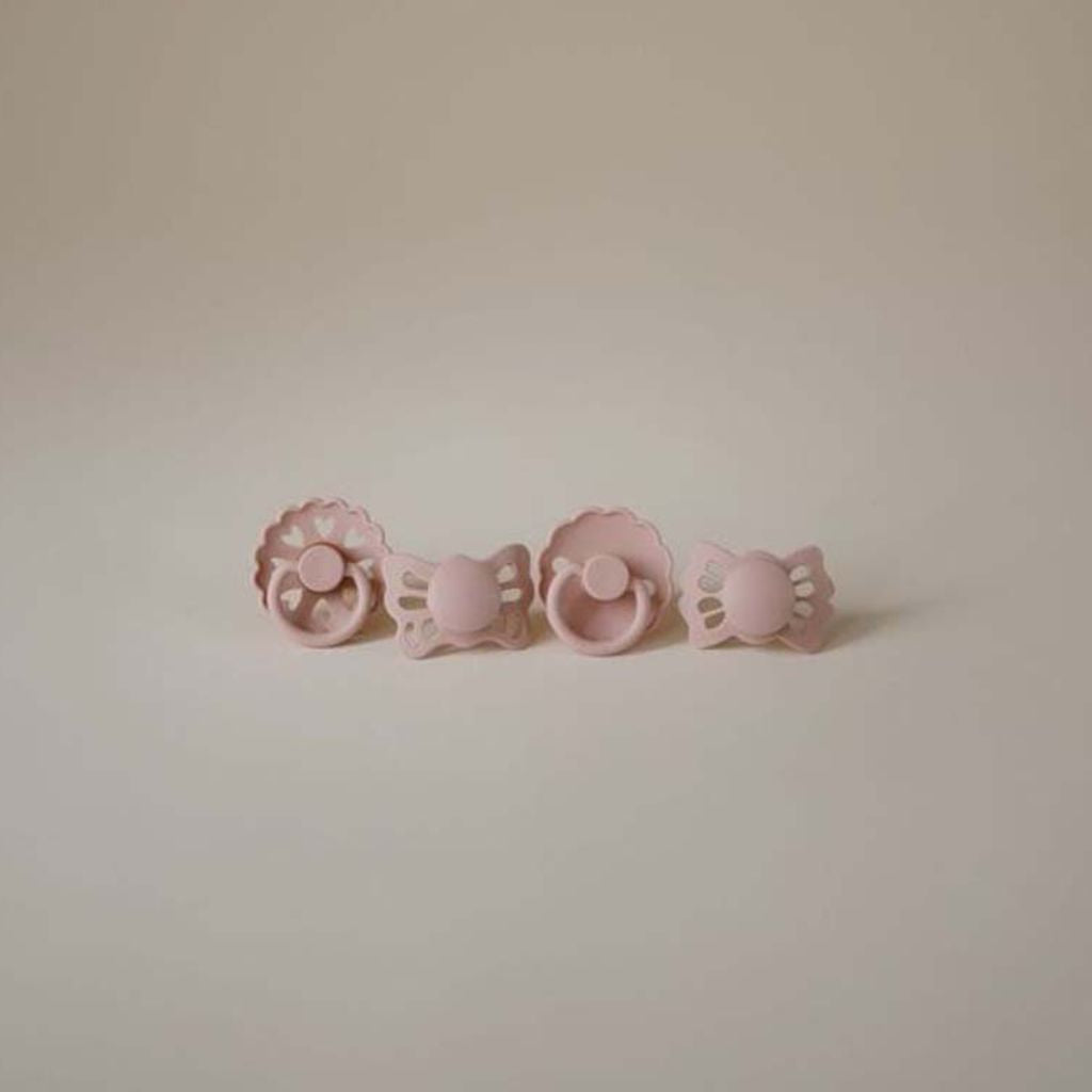 FRIGG Fopspeen 0 - 6 maanden Baby’s First pacifier - Floral Heart Blush - 4 stuks