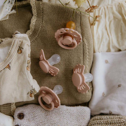 FRIGG Fopspeen 0 - 6 maanden Baby’s First pacifier - Floral Heart Blush - 4 stuks