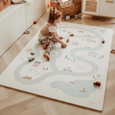 Play and Go Tiloo village Tapis de jeu avec pièces de puzzle, storage box, and mini house