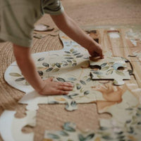 jongen puzzelt