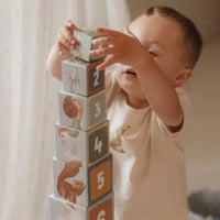 kindje bouwt toren