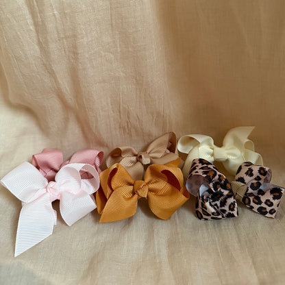 Busy Lizzie Haarclip met Kleine Strik Peach