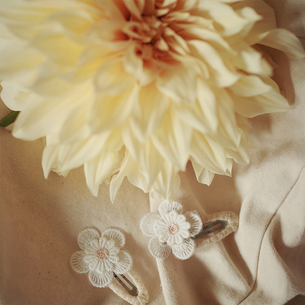 Busy Lizzie Barrettes avec fleurs brodées Beige – 2 pièces