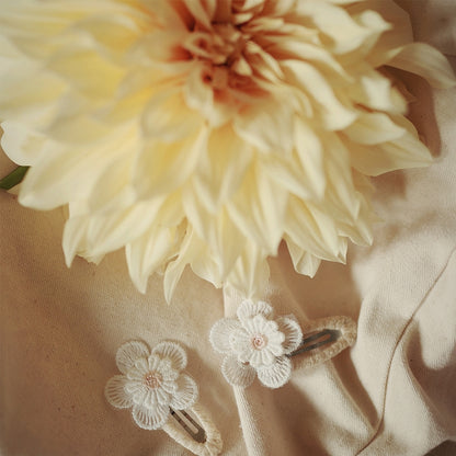 Busy Lizzie Barrettes avec fleurs brodées Beige – 2 pièces