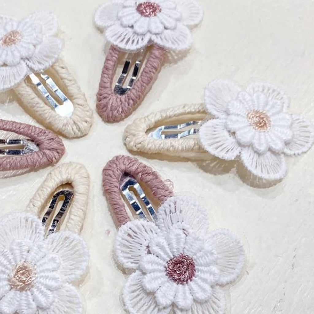 Busy Lizzie Barrettes avec fleurs brodées Beige – 2 pièces