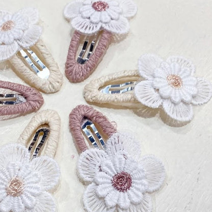 Busy Lizzie Barrettes avec fleurs brodées Beige – 2 pièces