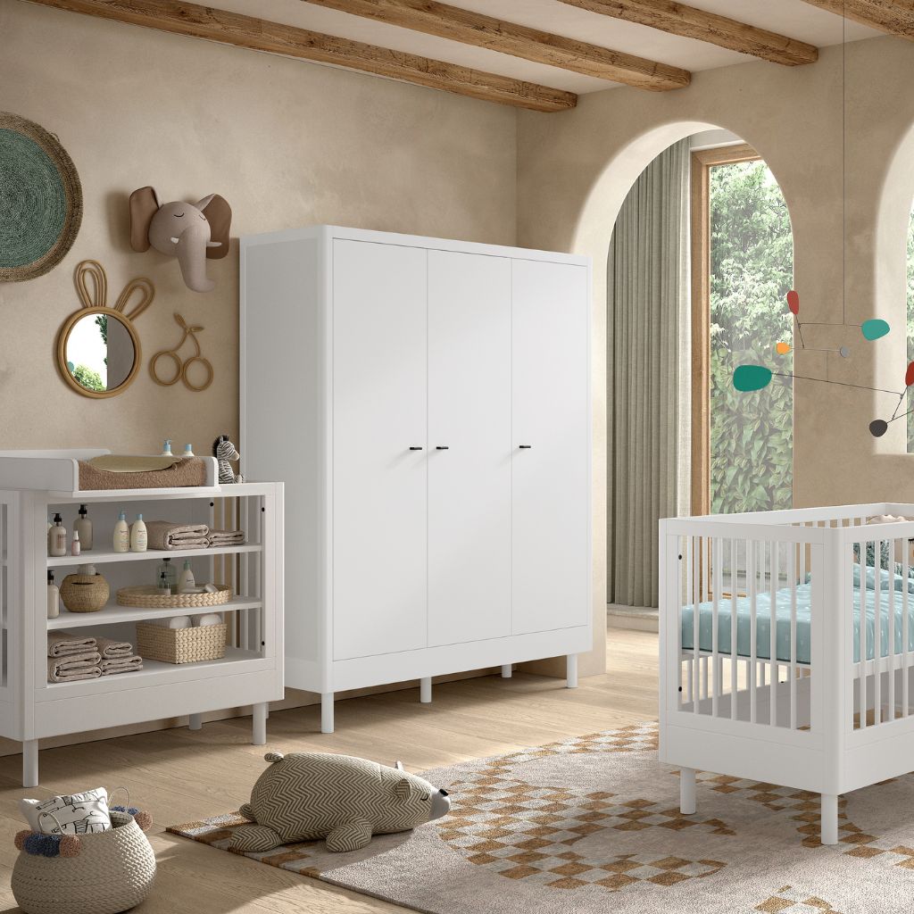 Jaxx 3-delige babykamer (Babybed L 60 x B 120 cm + Verzorgingstafel met verlengstuk + Kast met 3 deuren) Forrest Beuk Wit