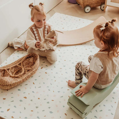 Play and Go Tiloo village Tapis de jeu avec pièces de puzzle, storage box, and mini house