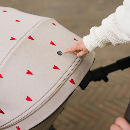 Joolz x Studio Noos 2-en-1 Poussette Day5 Sandy Taupe / Red Hearts + Nacelle Sandy Taupe / Red Hearts + Mom Bag Red Hearts