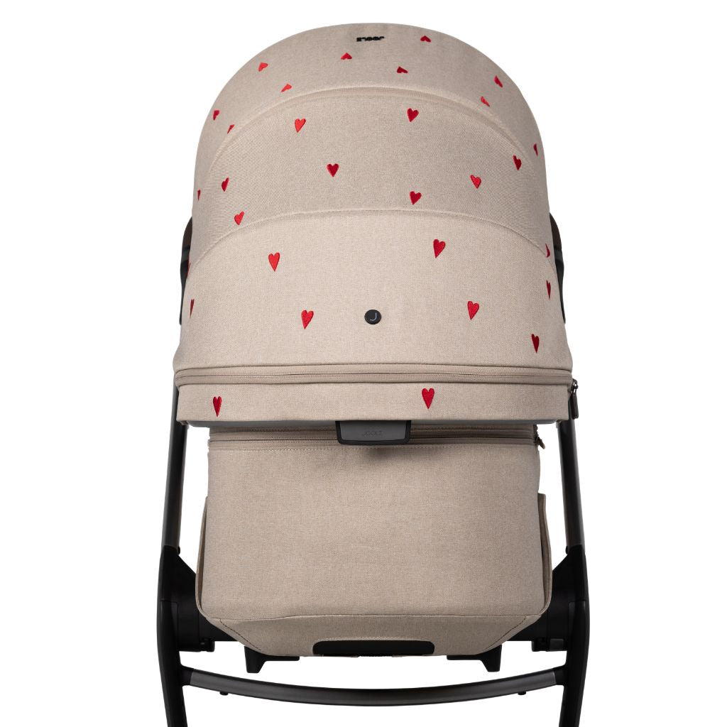 Joolz x Studio Noos 2-en-1 Poussette Day5 Sandy Taupe / Red Hearts + Nacelle Sandy Taupe / Red Hearts + Mom Bag Red Hearts