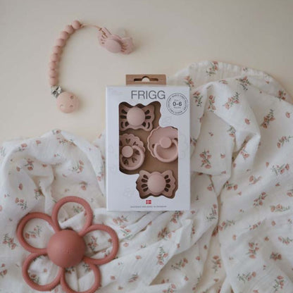 FRIGG Fopspeen 0 - 6 maanden Baby’s First pacifier - Floral Heart Blush - 4 stuks