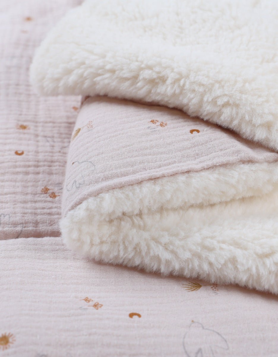 Noukie's Deken voor wieg of park Doves of Happiness roze