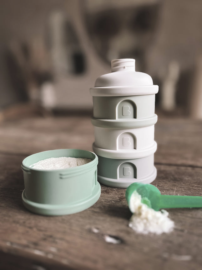 Béaba Doseur de lait en poudre 4 compartiments Cotton white/Sage green