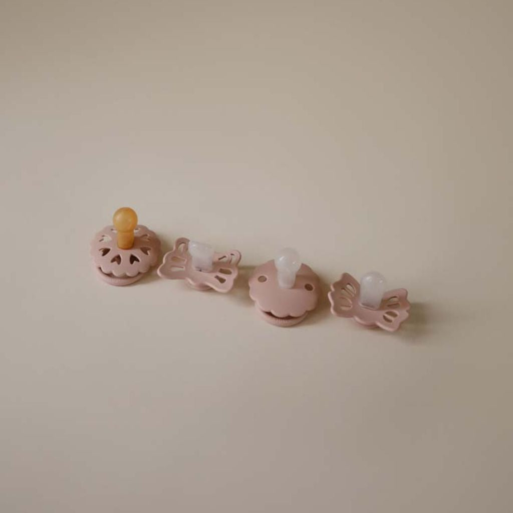 FRIGG Fopspeen 0 - 6 maanden Baby’s First pacifier - Floral Heart Blush - 4 stuks